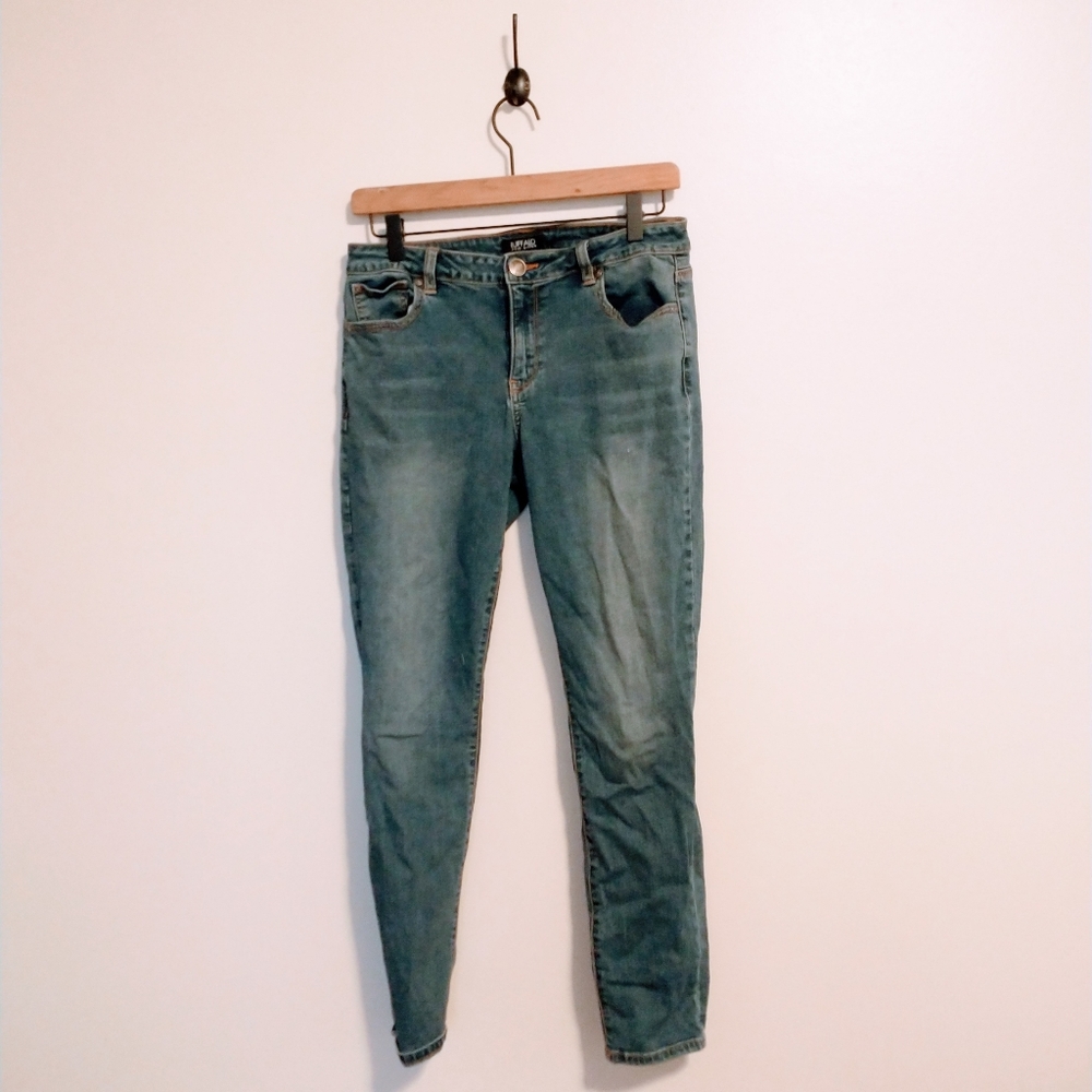 Buffalo David Bitton skinny jeans size 8. Has some stretching at the crotch, sho